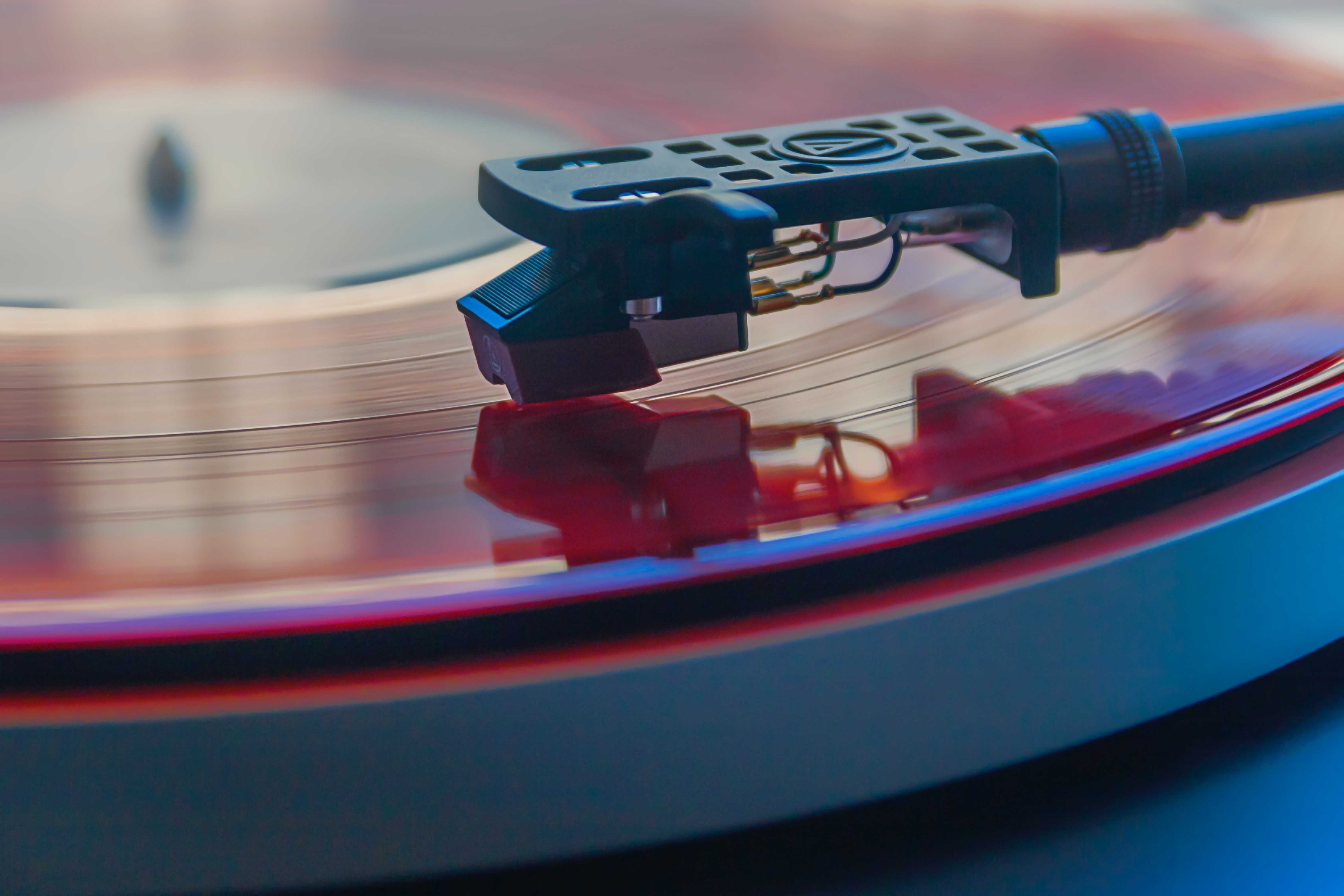 Closeup of the needle on a turntable.